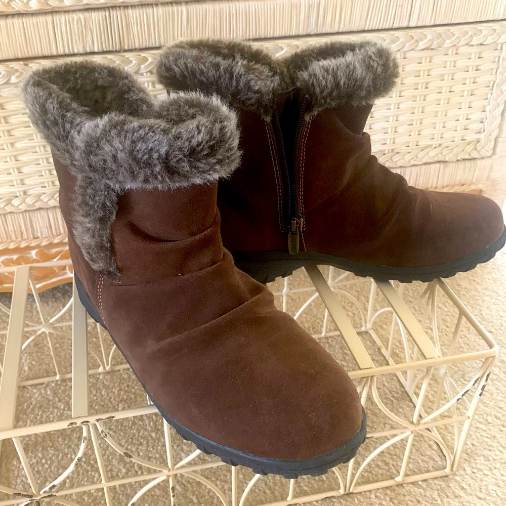 Super Deal  KHOMBU Suede booties